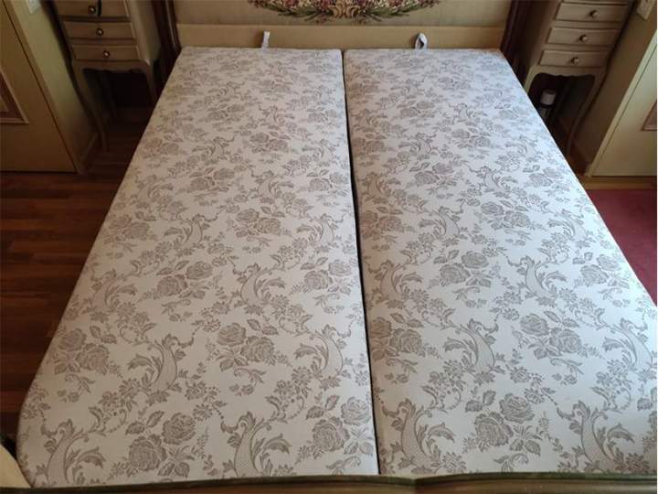 Ensemble matelas et sommiers dimensions 2x70x190 façon semi corbeille c'est-à-dire arrondi au pied.