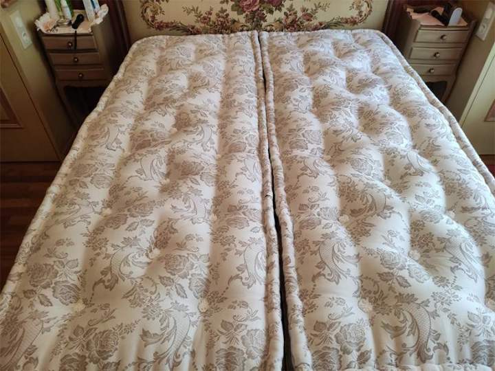 Ensemble matelas et sommiers dimensions 2x70x190 façon semi corbeille c'est-à-dire arrondi au pied.