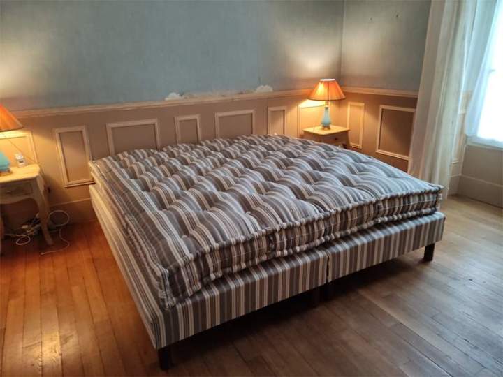 Ensemble matelas et sommiers, dimensions du matelas 200x200, dimensions des sommiers 2x100x200 sur pieds.