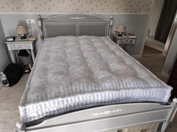 Ensemble matelas et sommier dimensions 140x190 avec un sommier extra plat (12 cm fini), afin qu'il puisse s'accorder dans le style du lit.