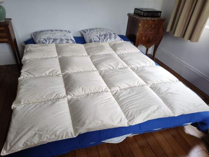 Un édredon dimensions 160x160.